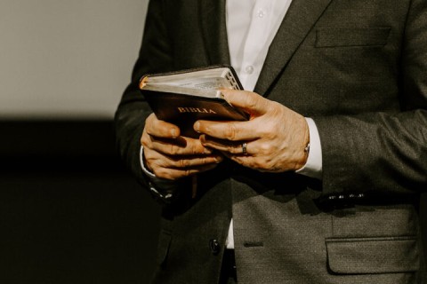 Cuidado com Falsos Líderes Espirituais